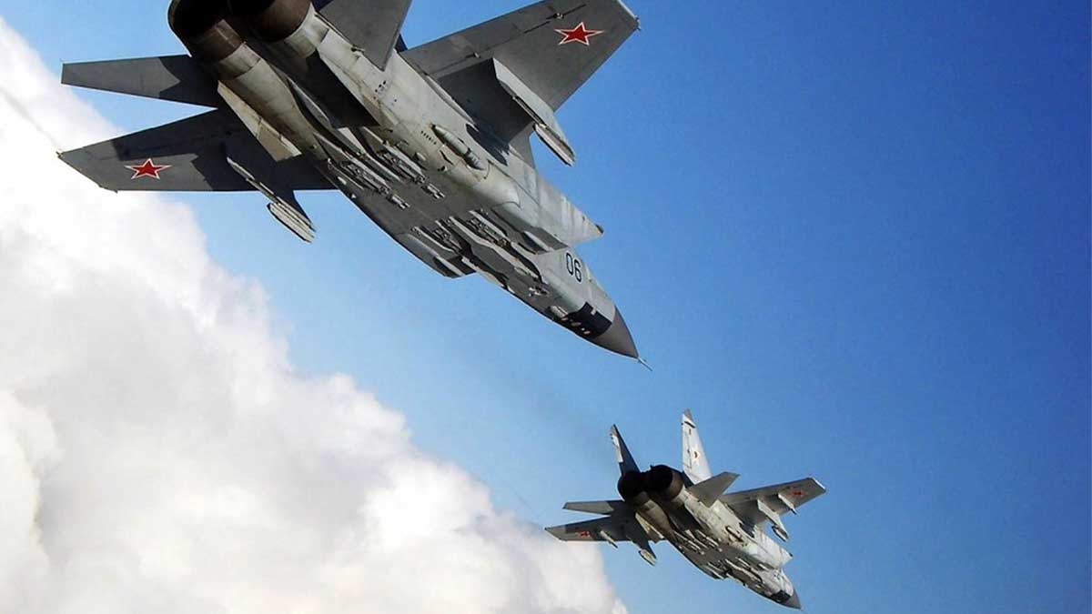 Літаки МіГ-31 у небі