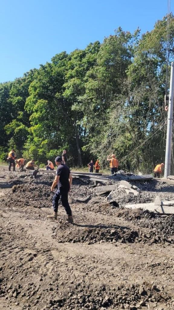 ДСНС і Укрзалізниця показали, як відновлюють рух після вибухів під Києвом (фото) Робітники ремонтують залізничні колії