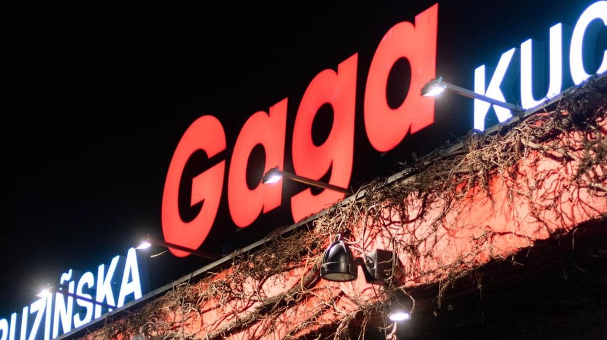 Нічне фото яскравої вивіски ресторану з написом «Gaga» червоними літерами