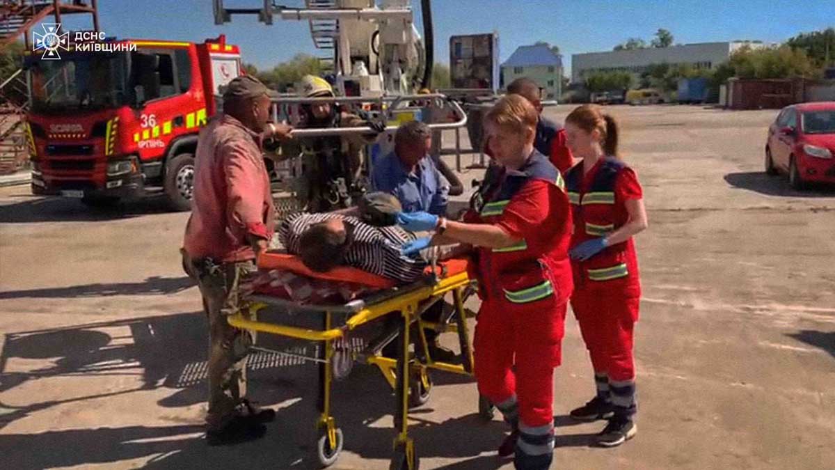 Медики швидкої допомоги на місці аварії в Києві, надають допомогу постраждалому у екстреній ситуації, з участю пожежної служби і евакуації.