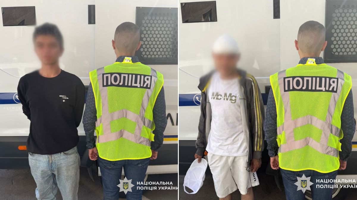Двоє чоловіків стоять поруч із поліцейським у світловідбивному жилеті з написом «Поліція»