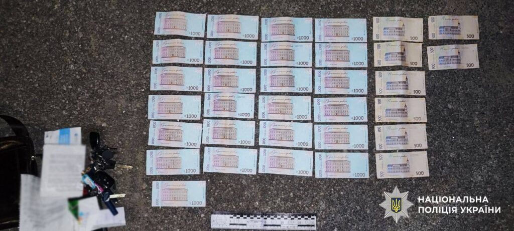 У Дарницькому районі затримали чоловіка, який вкрав 30 тисяч грн у пенсіонера в супермаркеті