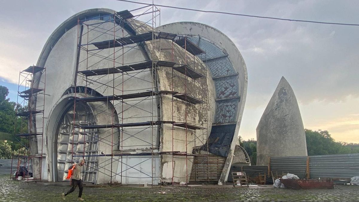 Будівля крематорію в Києві під час реставраційних робіт, оточена риштуванням