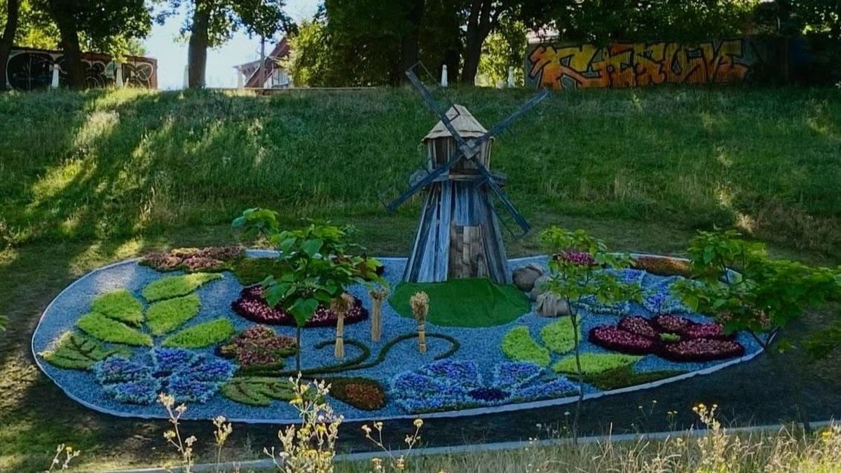 Квіткова композиція у вигляді декоративного саду з клумбами, що утворюють візерунки