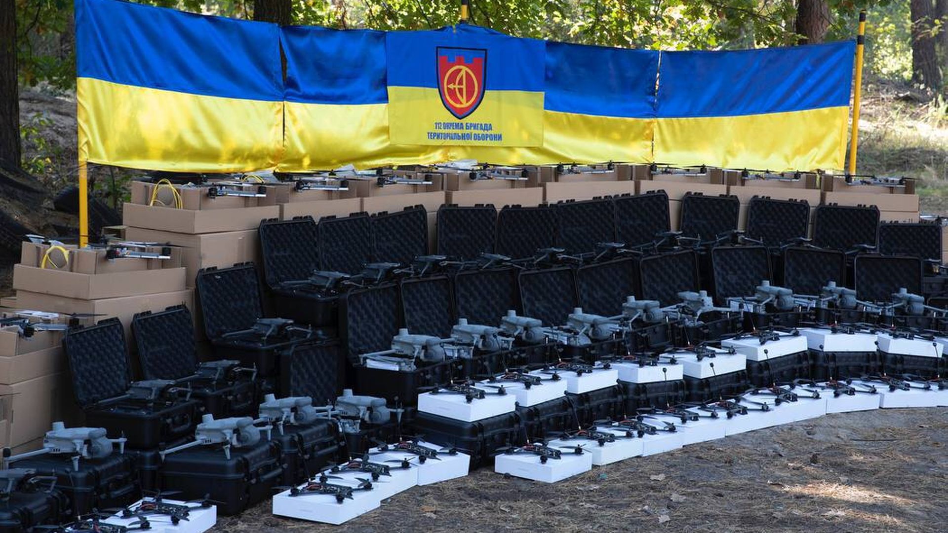 Десятки дронів у чорних кейсах та білих коробках