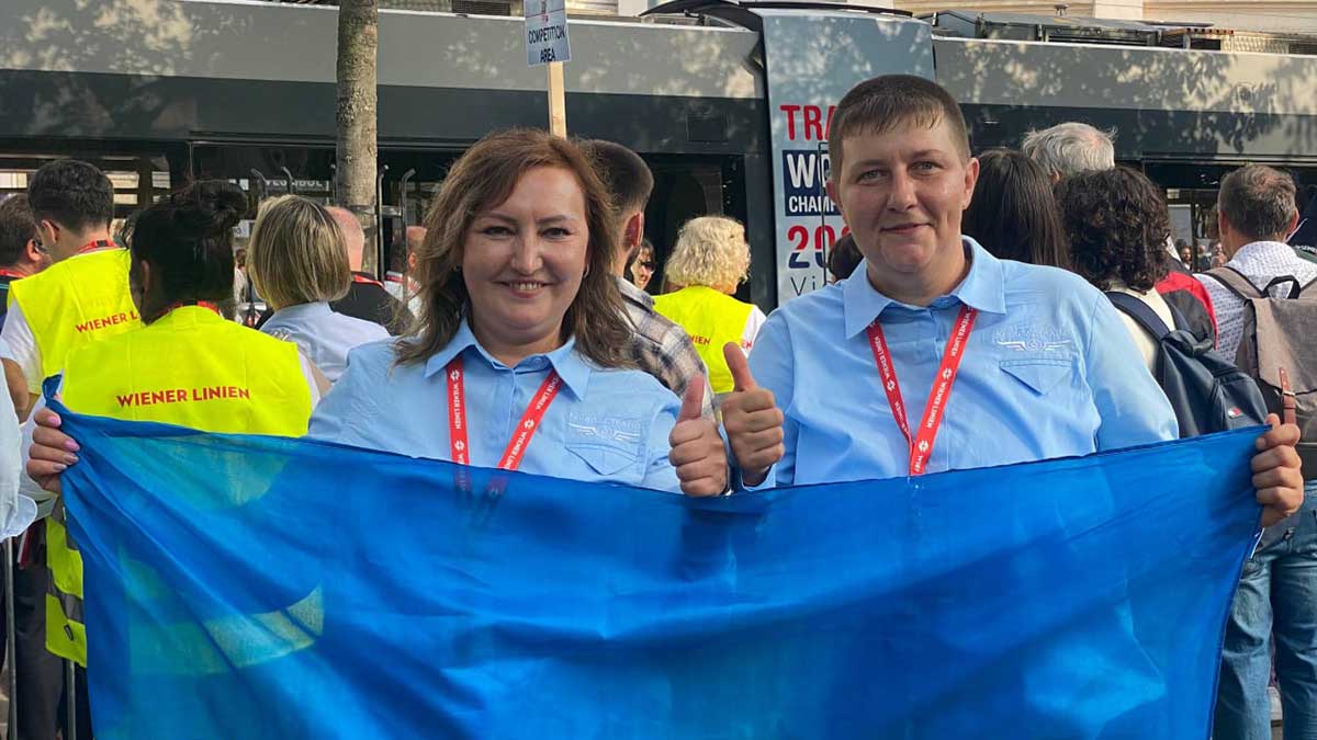 дві жінки в уніформі з прапором України