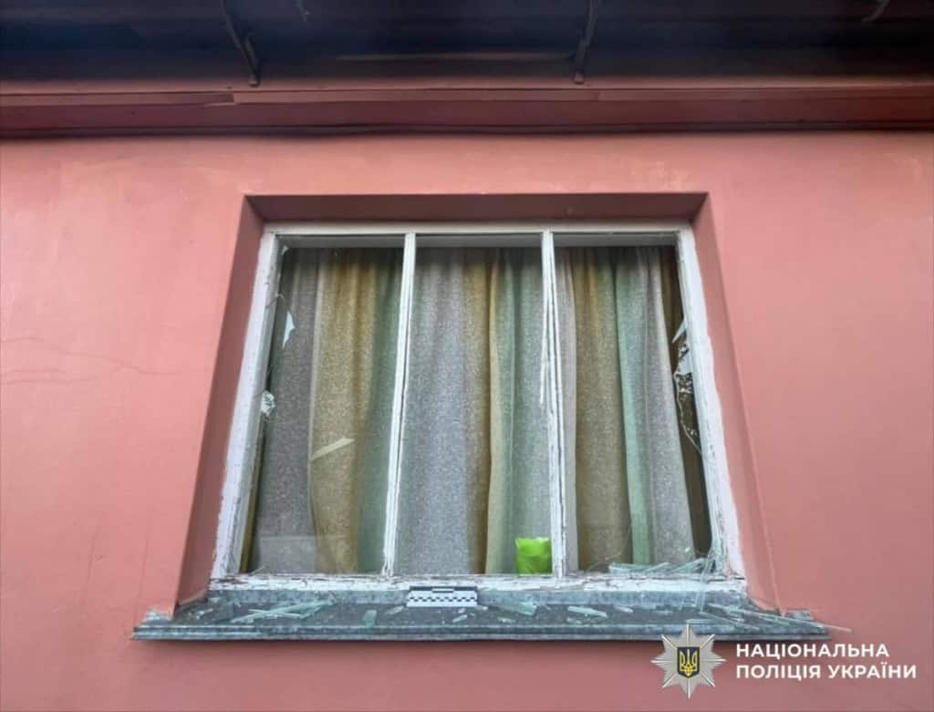 На Київщині після нічної атаки пошкоджено багатоповерхівку, гаражі та приватні будинки (фото) На Київщині після нічної атаки пошкоджено багатоповерхівку, гаражі та приватні будинки (фото)
