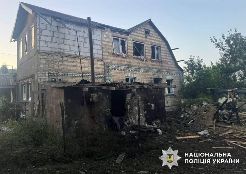 На Київщині після нічної атаки пошкоджено багатоповерхівку, гаражі та приватні будинки (фото) На Київщині після нічної атаки пошкоджено багатоповерхівку, гаражі та приватні будинки (фото)