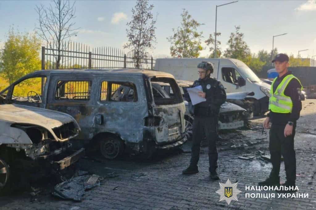 На Київщині після нічної атаки пошкоджено багатоповерхівку, гаражі та приватні будинки (фото) На Київщині після нічної атаки пошкоджено багатоповерхівку, гаражі та приватні будинки (фото)