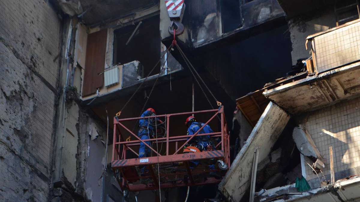 Рятувальники на висоті під час роботи з евакуації з пошкодженої будівлі у Києві.