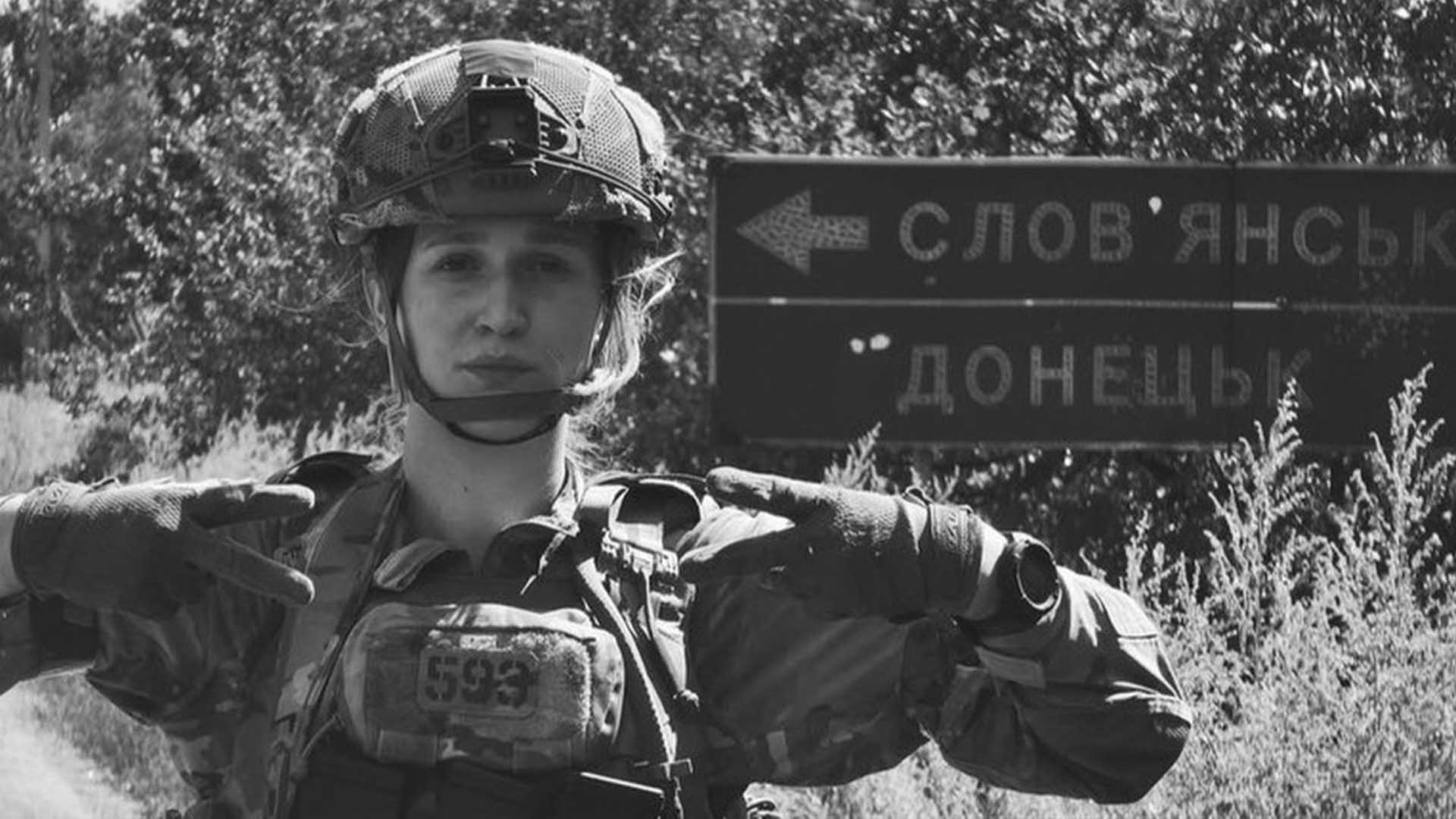 дівчина у військовій формі