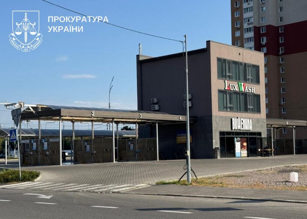 Будівля автомийки LuxWash у житловому районі