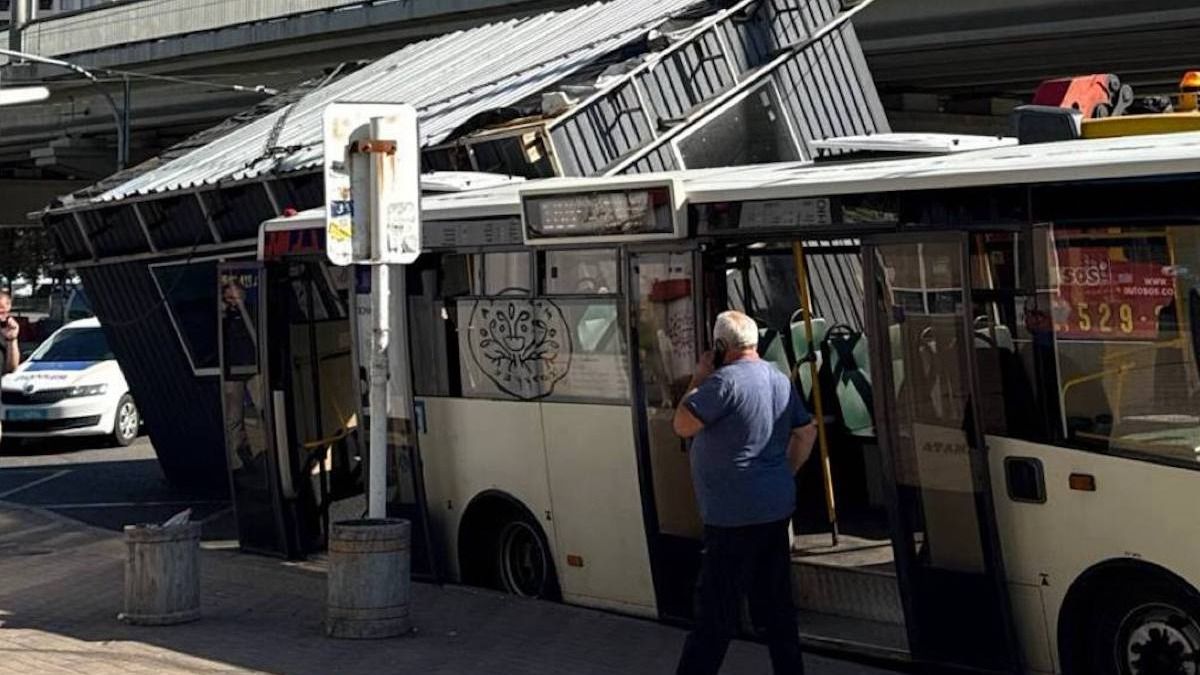 металевий кіоск впав на маршрутку