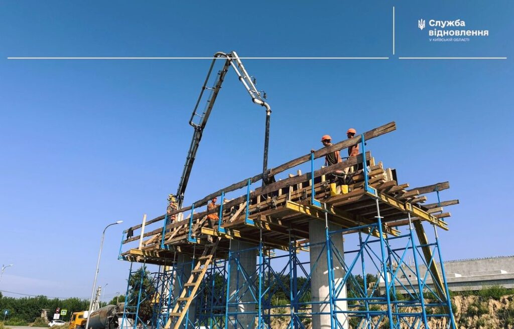 На Київщині ремонтують шляхопровід біля Макарова, зруйнований обстрілами у 2022 році