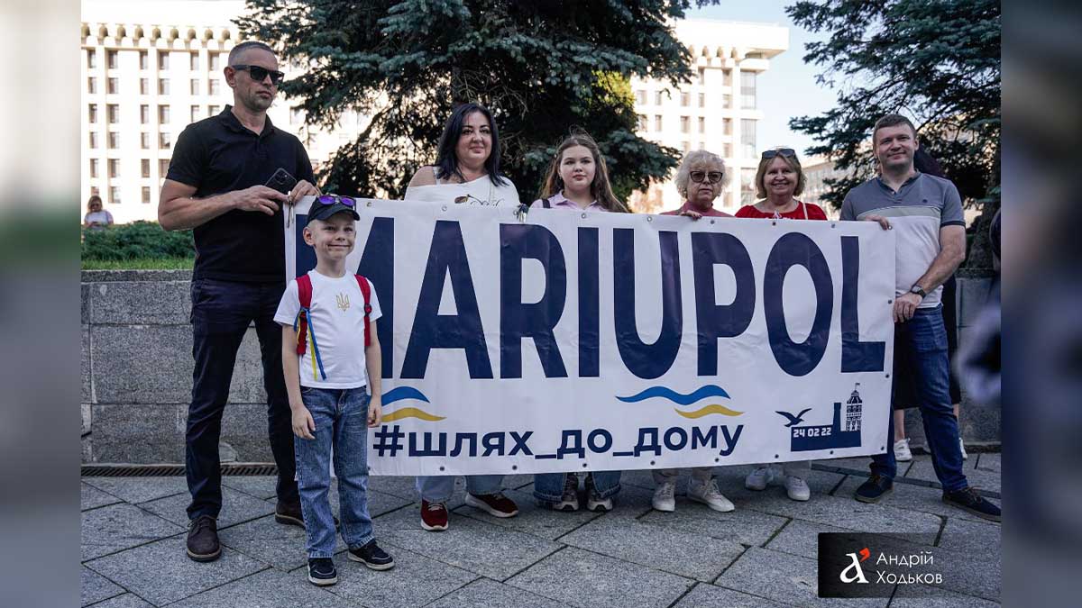 Люди з плакатом: «Маріуполь — шлях до дому»