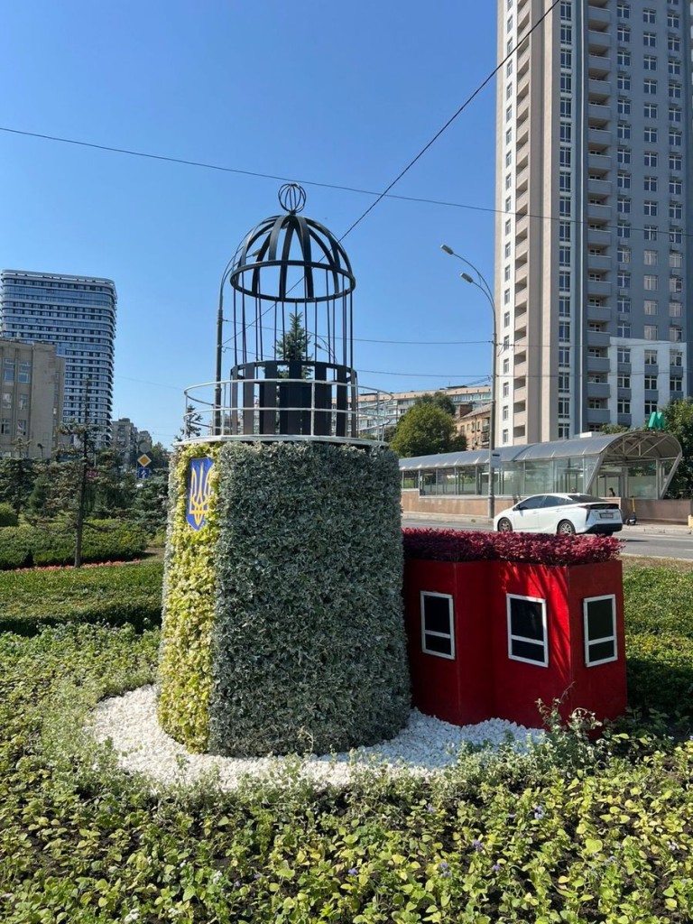 квіткова композиція у вигляді маяка