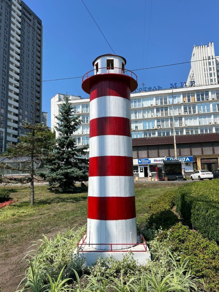 квіткова композиція у вигляді маяка