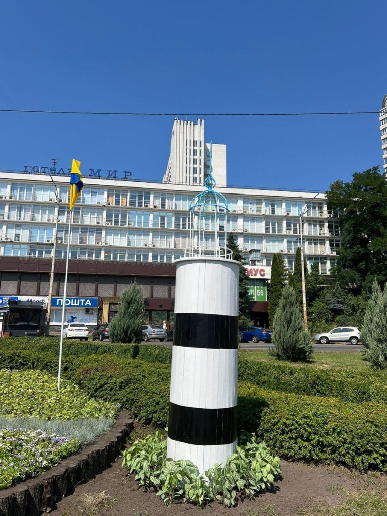 квіткова композиція у вигляді маяка