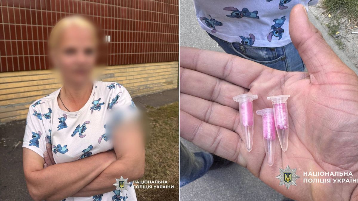 Зліва жінка в футболці, її обличчя розмите; поруч рука з трьома пластиковими пробірками з рожевою речовиною