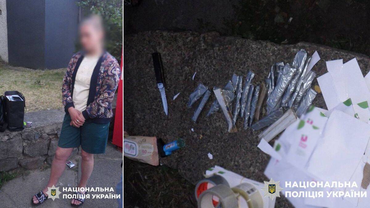 Жінку затримала поліція, поруч із нею лежить чорна сумка; на іншому фото ніж і пакунки з наркотиками