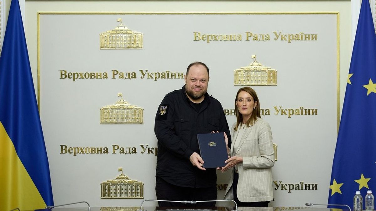 Голова Верховної Ради України Руслан Стефанчук отримує від президентки Європейського Парламенту Роберти Мецоли протокол про відкриття постійного Представництва Європарламенту у Києві