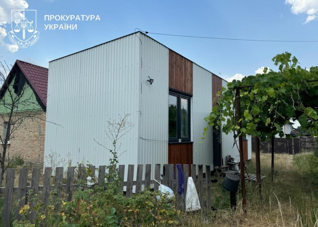 Модульний будинок із білим фасадом
