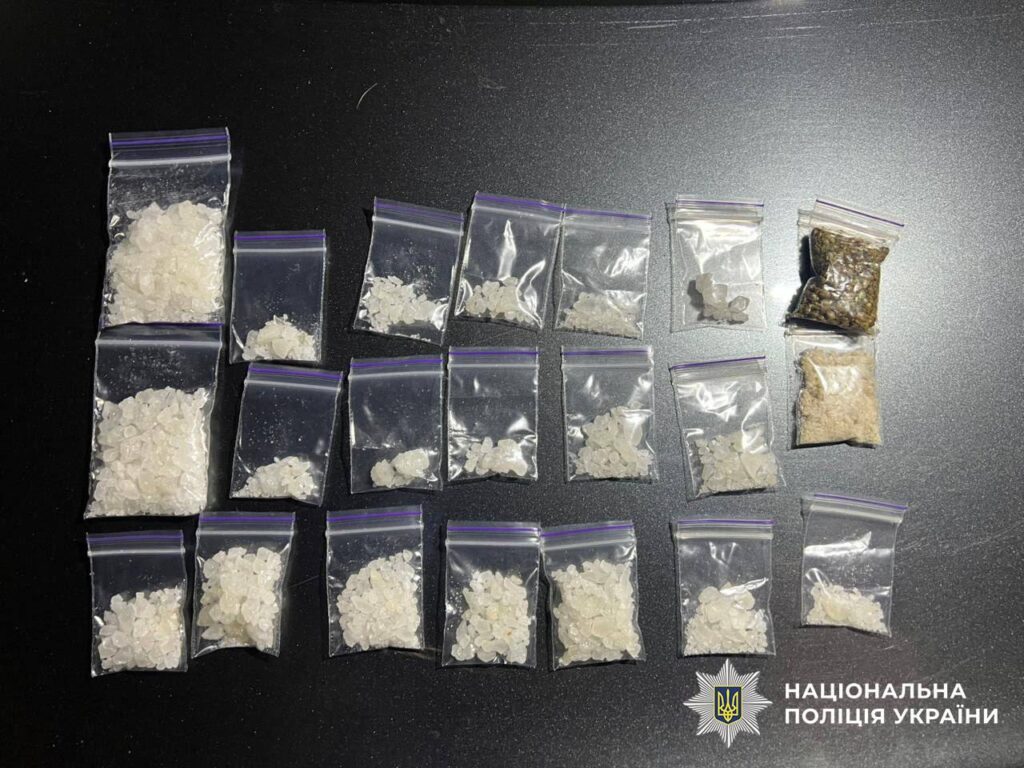 Пакети з кристалічними наркотиками, вилучені поліцією України
