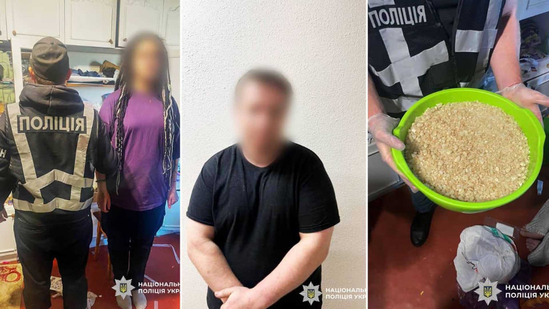 жінки та чоловіка у квартирі, праворуч поліцейський