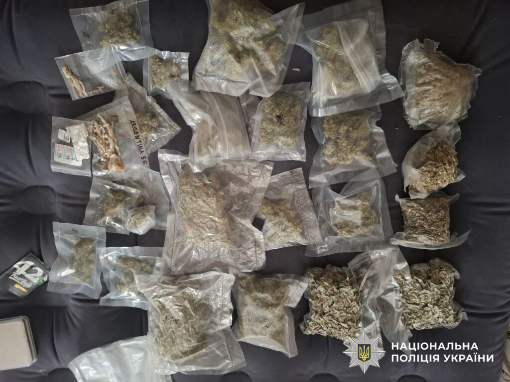 У Києві судитимуть 28-річну жінку, яка розсилала наркотики поштою по всій Україні