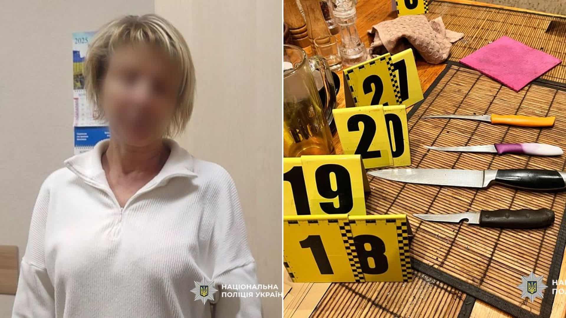Жінка у світлому светрі та набір ножів на столі з бірками доказів поліції.