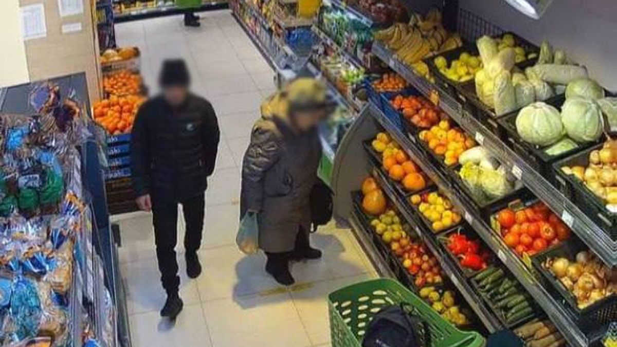 Кадр із камери спостереження в супермаркеті: покупці вибирають овочі та фрукти