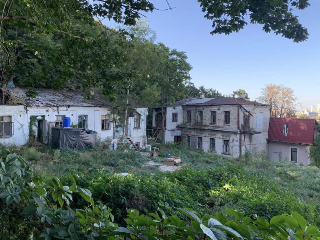 Занедбаний двоповерховий житловий будинок із вибитими вікнами та старим дахом