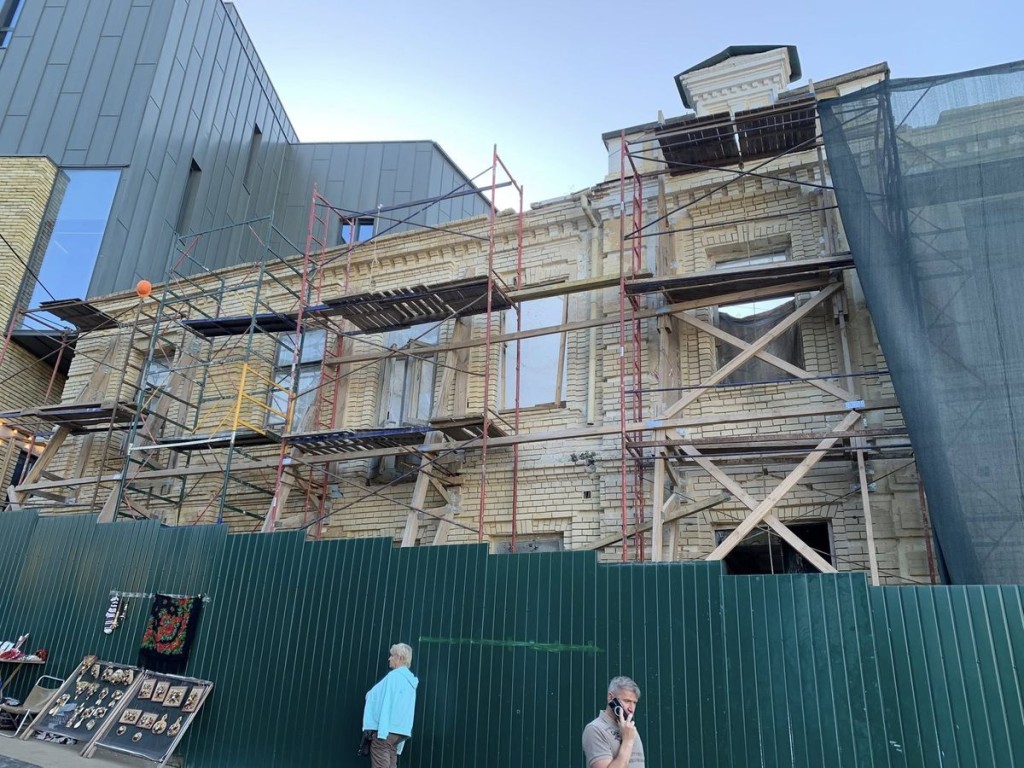 Будівельні риштування на фасаді історичної будівлі на Андріївському узвозі