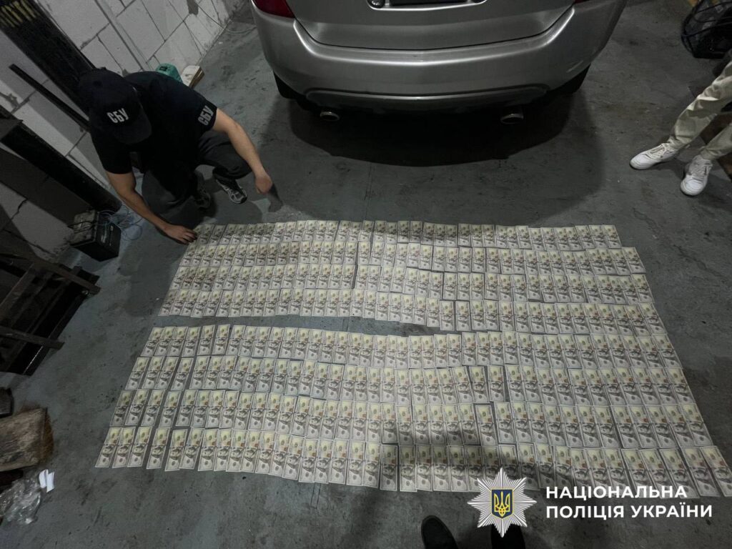 30 тисяч доларів за мовчання: у Києві затримали шантажиста бізнесмена