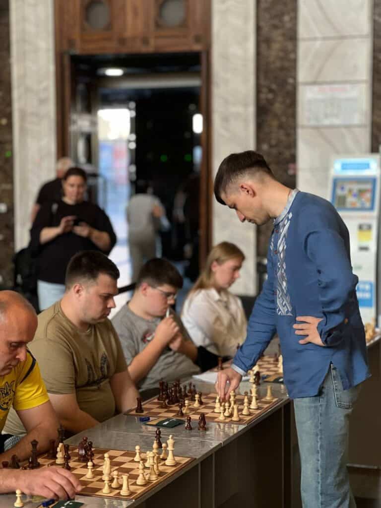 На київському вокзалі шахістка перемогла міжнародного майстра Павлова