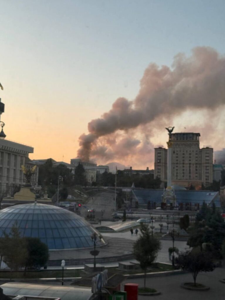 Атака дронами на Київ: уламки влучили в будівлю Кабміну