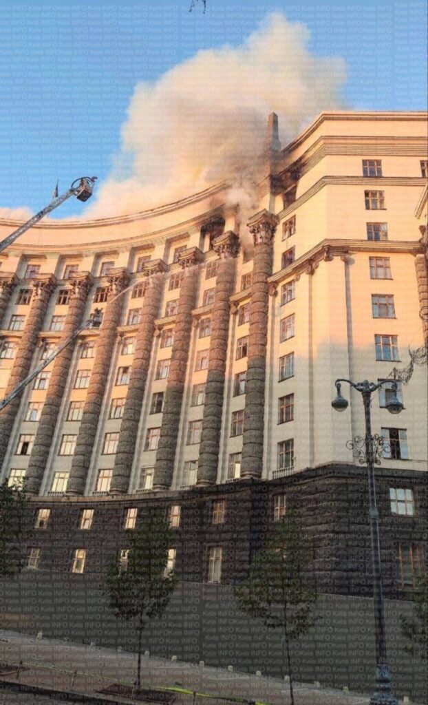 Атака дронами на Київ: уламки влучили в будівлю Кабміну