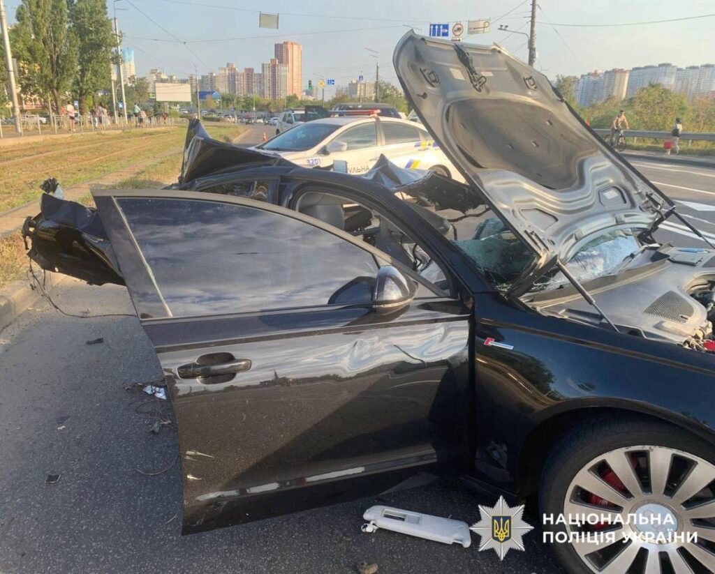 Врегулювання автомобільної аварії з пошкодженим чорним кабріолетом на дорозі в Києві.