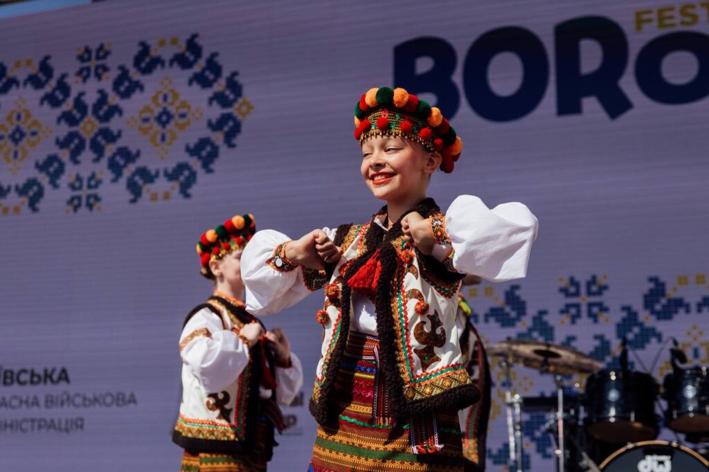 Яскраві українські народні костюми та зійлий дитячий танець на фестивалі в Києві.
