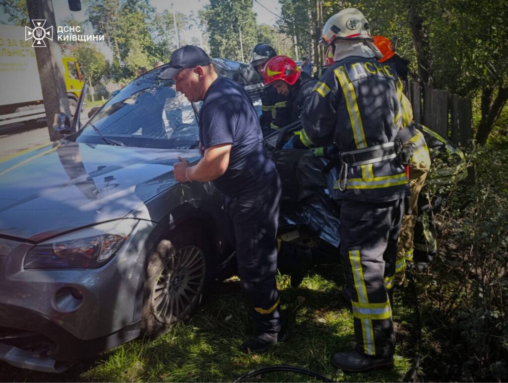 У Бучі зіткнулися BMW та вантажівка: водія деблокували рятувальники У Бучі зіткнулися BMW та вантажівка: водія деблокували рятувальники