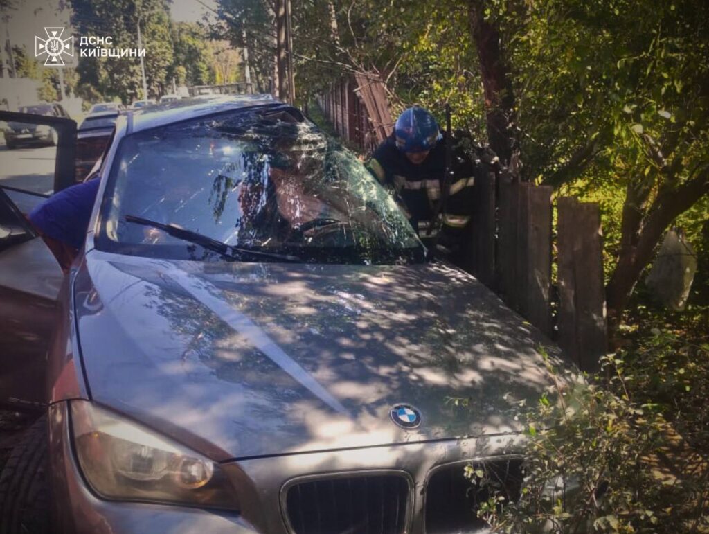 У Бучі зіткнулися BMW та вантажівка: водія деблокували рятувальники У Бучі зіткнулися BMW та вантажівка: водія деблокували рятувальники