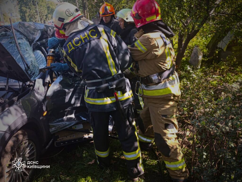 У Бучі зіткнулися BMW та вантажівка: водія деблокували рятувальники У Бучі зіткнулися BMW та вантажівка: водія деблокували рятувальники