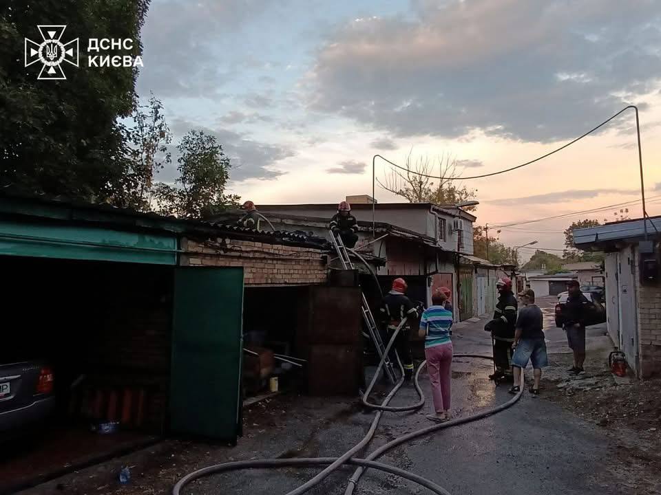 Пожежа в Голосіївському районі: на проспекті Науки згорів гараж