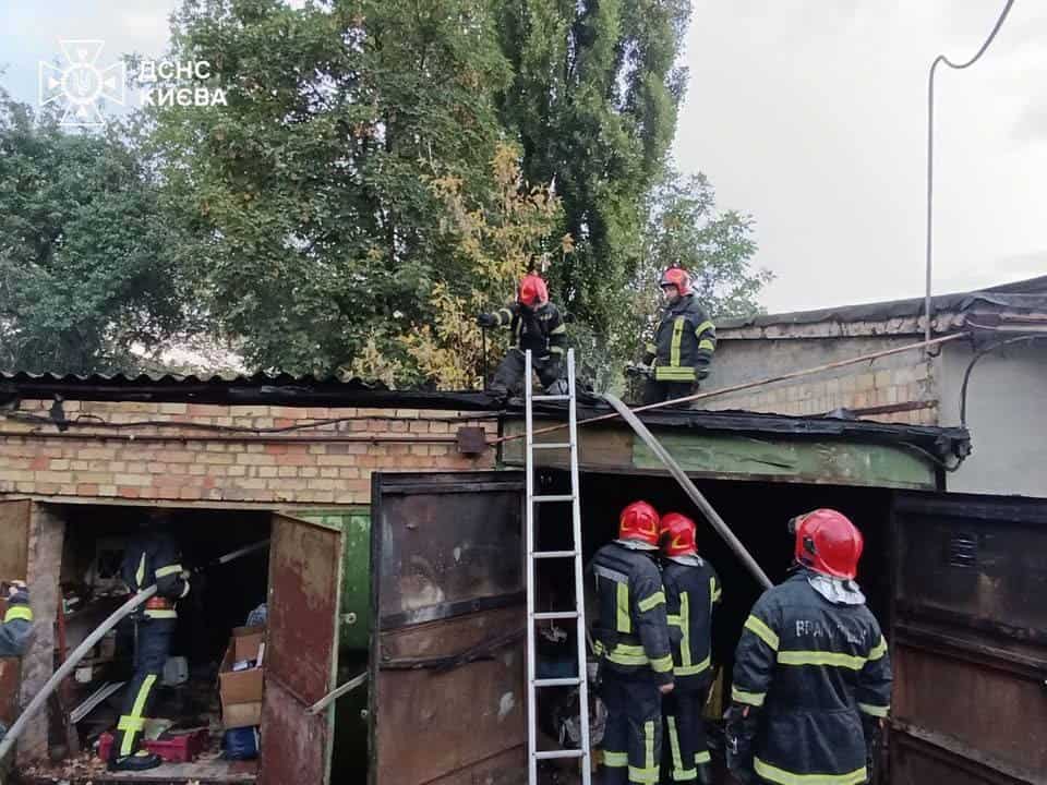 Пожежа в Голосіївському районі: на проспекті Науки згорів гараж