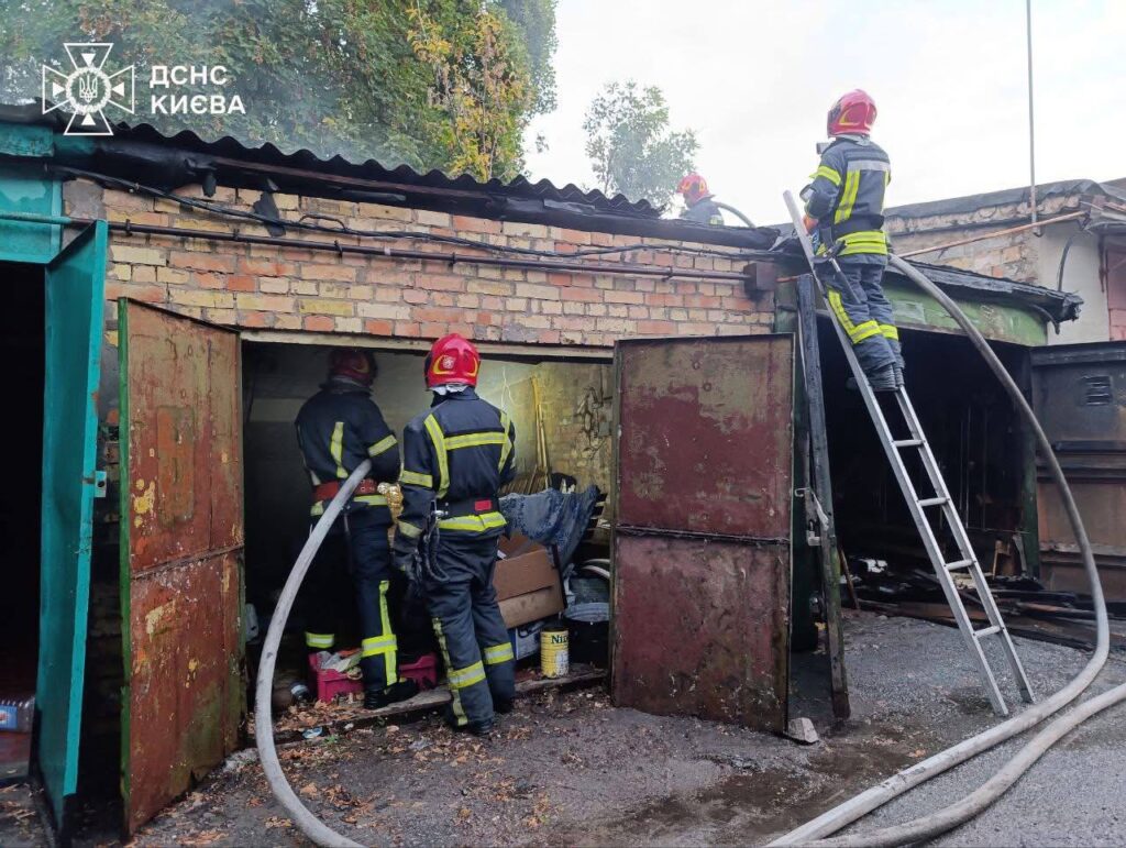 Пожежа в Голосіївському районі: на проспекті Науки згорів гараж