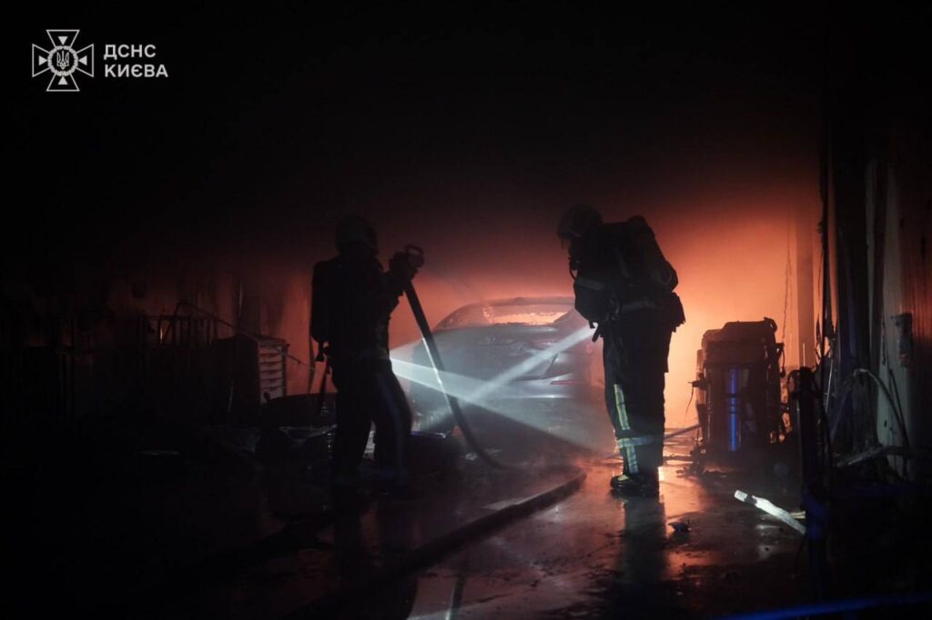 У Солом’янському районі Києва загорілася СТО на Кільцевій дорозі