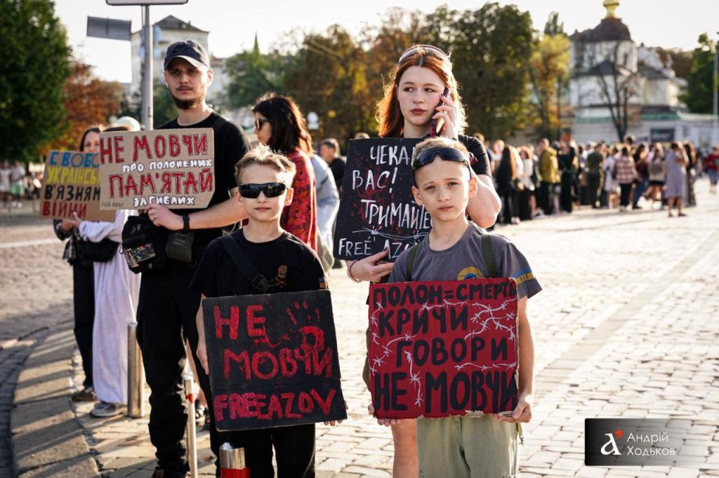 «Ціна твого сьогодні — їхнє пекло»: у Києві відбулася акція підтримки полонених