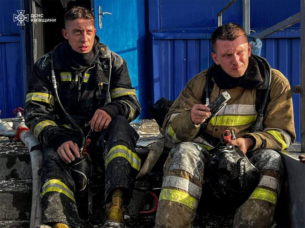 Пожежа на Київщині після атаки дрона: 17 тисяч м² у вогні гасили понад 10 годин Пожежа на Київщині після атаки дрона: 17 тисяч м² у вогні гасили понад 10 годин