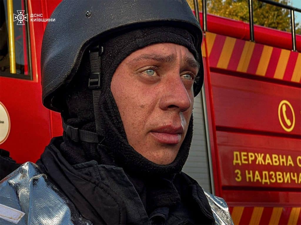 Пожежа на Київщині після атаки дрона: 17 тисяч м² у вогні гасили понад 10 годин Пожежа на Київщині після атаки дрона: 17 тисяч м² у вогні гасили понад 10 годин