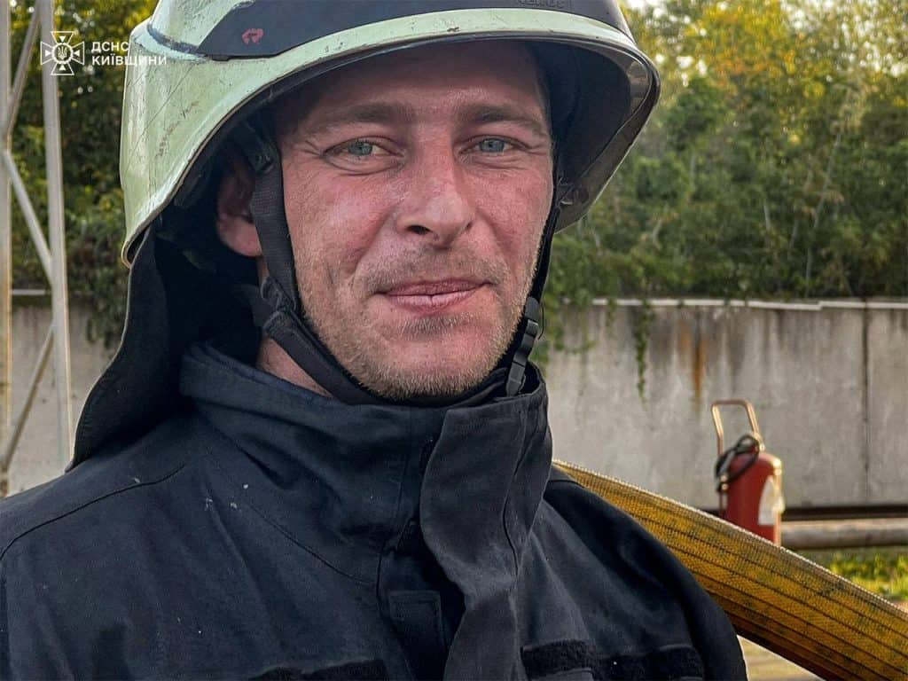 Пожежа на Київщині після атаки дрона: 17 тисяч м² у вогні гасили понад 10 годин Пожежа на Київщині після атаки дрона: 17 тисяч м² у вогні гасили понад 10 годин